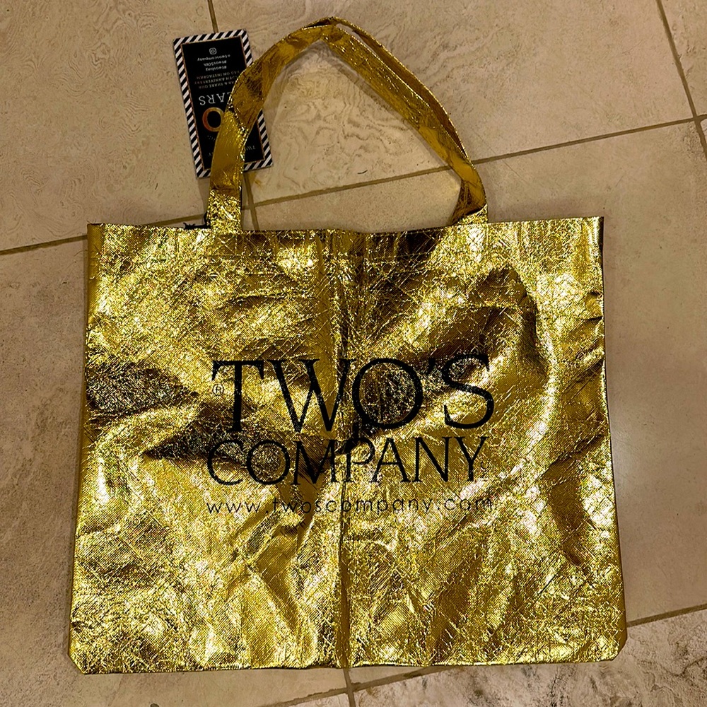NWT🧡TWO’S COMPANY GOLD METALLIC TOTE BAG WITH VELCRO CLOSURE & STRIPE INTERIOR